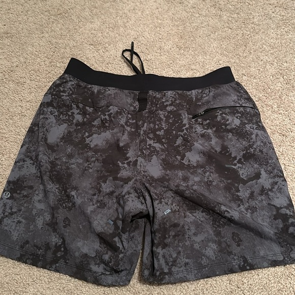 Lululemon Men’s License to Train Linerless Short Stippled Vista Dark Grey Multi - Picture 6 of 7